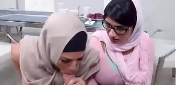  Mia khalifa con su amiga